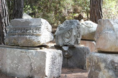 Antalya, Türkiye - Eylül 05 2020: Antalya Phaselis Antik Kenti. Eski harabeler manzara, taşlar ve sütunlar. 