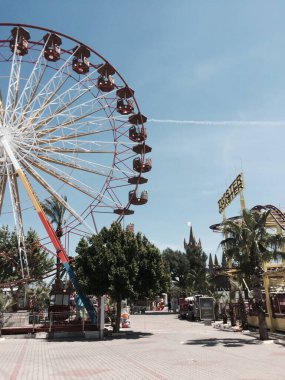 Antalya, Türkiye - 25 Nisan 2017: Konyaalti Sahili yakınlarındaki Antalya şehir merkezi, Antalya Aktur Lunaparkı atlıkarınca.