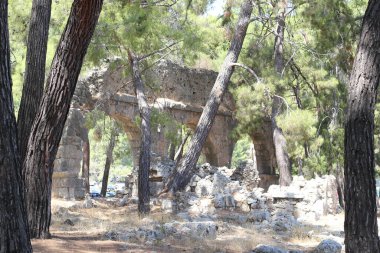 Antalya, Türkiye - Eylül 05 2020: Antalya Phaselis Antik Kenti. Aqueduct köprüleri.