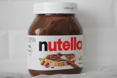 İstanbul, Türkiye - 09 Mart 2022: Kahvaltı için Nutella marka çikolata kutusu, mutfak konsepti fikri.