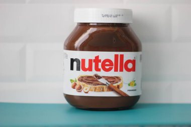 İstanbul, Türkiye - 09 Mart 2022: Kahvaltı için Nutella marka çikolata kutusu, mutfak konsepti fikri.