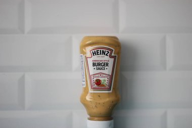 İstanbul, Türkiye - 09 Mart 2022: Heinz marka burger sosu ürünü, tek başına, izole edilmiş şişe, beyaz arka planda mutfak fikri