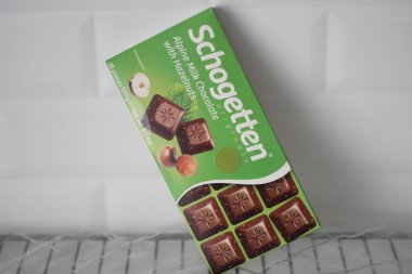 İstanbul, Türkiye - 09 Mart 2022: Schogetten marka, fındıklı yeşil çikolata ürünü, mutfak konsepti fikri.