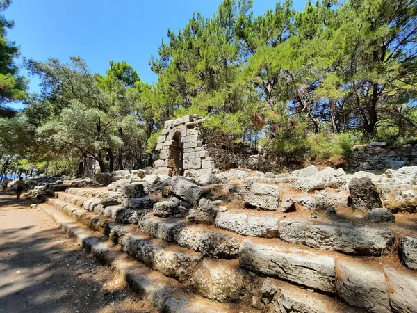 Antalya, Türkiye - Eylül 05 2020: Antalya Phaselis Antik Kenti. Gökyüzü görünümlü Agora yolu.