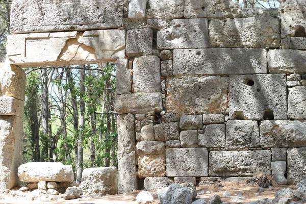 Antalya, Türkiye - Eylül 05 2020: Antalya Phaselis Antik Kenti. Eski harabeler, taştan yapılmış kapı şekli..