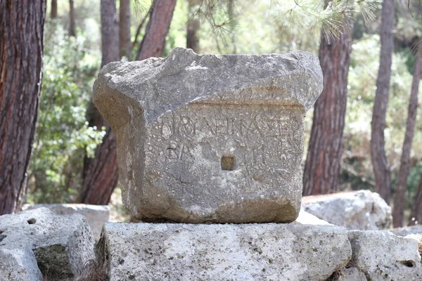 Antalya, Türkiye - Eylül 05 2020: Antalya Phaselis Antik Kenti. Eski harabeler manzara, taşlar ve sütunlar. 