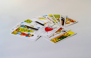 İstanbul, Türkiye - Mart 06 2022: Tarot izole edilmiş kavramı yaydı.