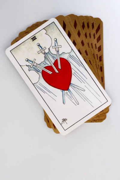 İstanbul, Türkiye - Mart 06 2022: Tarot kartları okunuyor izole edilmiş beyaz arkaplan.