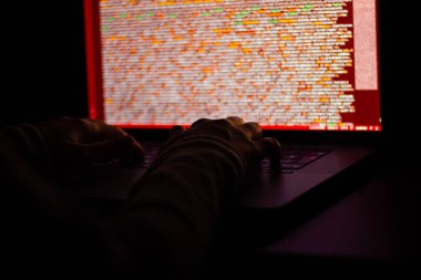 Ağ geliştirici gece çalışıyor. programcı eli ve bilgisayarı kapat