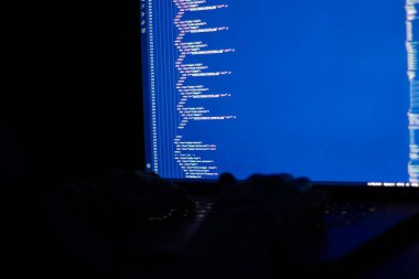 Geceleri uygulamaları geliştirirken Freelancer yazılım geliştiricisi