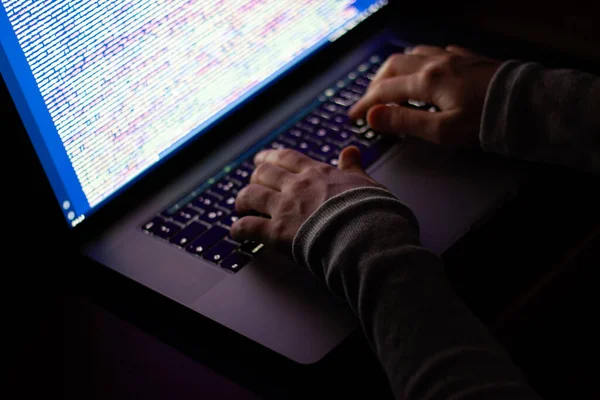 Yakın plan kadın yazılım geliştirici eller. Geceleri karanlıkta çalışan programcı.