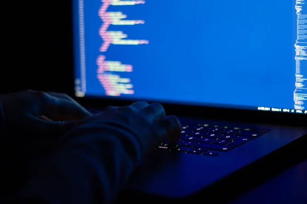 Geceleri çalışan programcı javascript ile ağ programlama yapıyor. Yakın çekim el ve bilgisayar