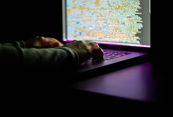 Ağ geliştirici gece çalışıyor. programcı eli ve bilgisayarı kapat