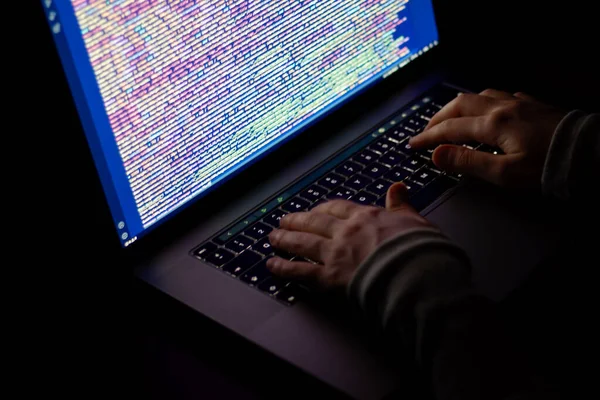 Zbliżenie Kobiet Deweloper Oprogramowania Ręce Programista Pracujący Nocy Ciemności Zdjęcie Stockowe