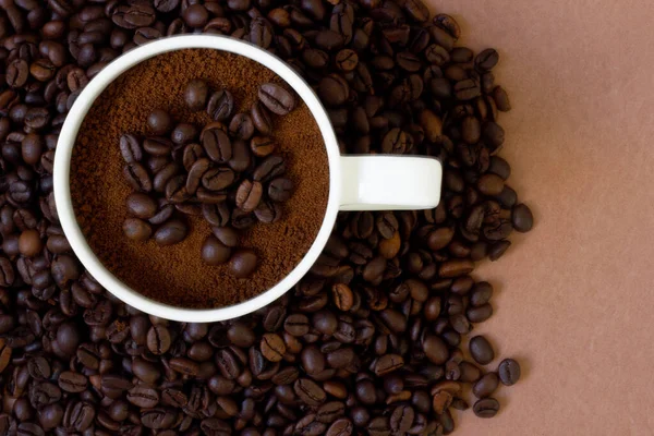 Coffee Beans Ground Coffee Mug Color Background — Stock Photo, Image