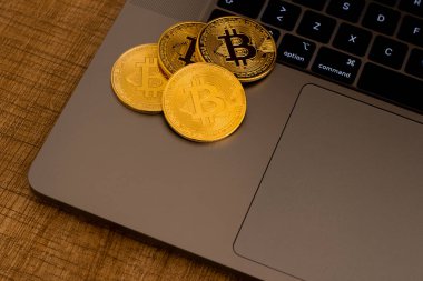 Bitcoin sembolü kripto para birimi. Bilgisayar ve bitcoin ahşap zeminde