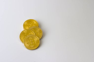 Beyaz arkaplan ve dokuda izole edilmiş bitcoin şifreli para sembolü