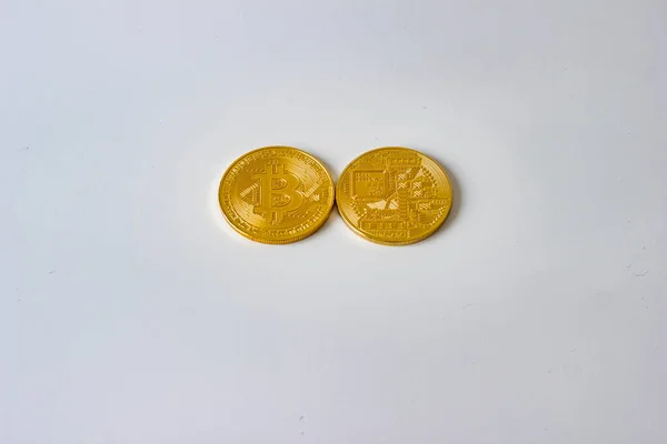 Beyaz arkaplanda izole edilmiş bitcoin şifreli para sembolü