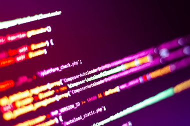 Yazılım geliştiricisi kodlamayı yapar. Arkaplan olarak kullanmak için soyut kod ekranı. Programcı web kodlaması yapıyor. Seçici odak