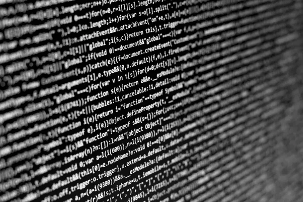 Yazılım geliştiricisi kodlamayı yapar. Siyah ve beyaz soyut kod ekranı arka plan olarak kullanılacak. Programcı web kodlaması yapıyor. Seçici odak
