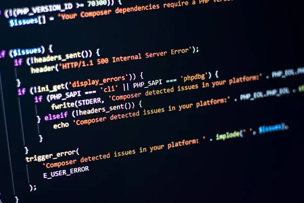 Yazılım geliştiricisi php kodlaması yapıyor. Programcı web arka ucu kodlaması yapıyor. Seçici bir odak ile