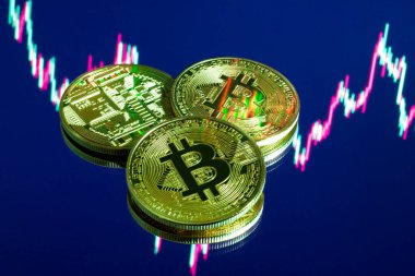 Aynada dijital borsa grafiğiyle izole edilmiş altın bitcoin yansımaları. Şifreleme para birimi BTC altın bitcoin Seçici odak yakın.