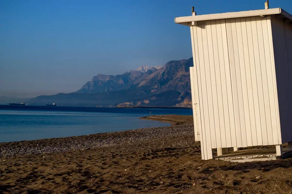 Konyaalti Sahili 'nde kabin değiştirmek, arka planda dağlar ve gökyüzü. Türkiye 'nin Antalya kentinde bahar sabahı