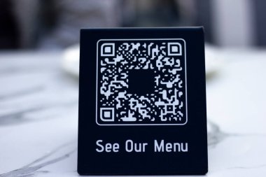 QR kod üreteci masası. Soyut dokuma restoran menüsü QR kod kavramı ile, emirleriniz teknolojinin yardımıyla veriliyor..
