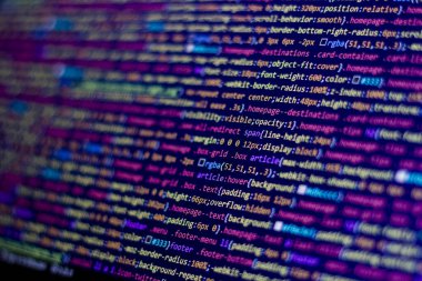 Renkli kod arka planı. Bilgisayar ekranında sıkıştırılmış javascript kodu. Yazılım geliştirici kodlama ekranı