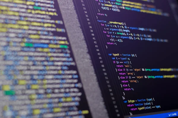 Yazılım geliştiricisi php kodlaması yapıyor. Soyut kod arkaplanı. Bilgisayar ekranında seçici odak kodu