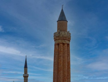 Balkonlu eski minareler. Mavi gökyüzü arka planındaki tarihi İslami binalar.