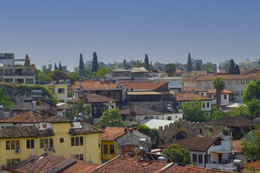 Yeşil ağaçları, mavi gökyüzü ve arka bahçesi olan eski kasaba evleri. Antalya Türkiye 'de görülmeye değer tarihi bağımsız binalar.