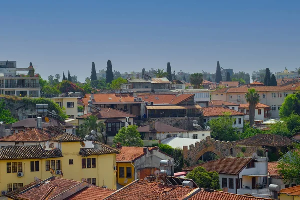 Yeşil ağaçları, mavi gökyüzü ve arka bahçesi olan eski kasaba evleri. Antalya Türkiye 'de görülmeye değer tarihi bağımsız binalar.
