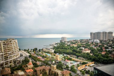 Odessa, Ukrayna - 05 Temmuz 2021: Güneşli bir bahar gününde Odessa ve Arcadia sahillerinin güzel panoramik hava manzarası. Deniz manzarası ve deniz kıyısındaki kentsel gelişim. Ukrayna 'da Seyahat.