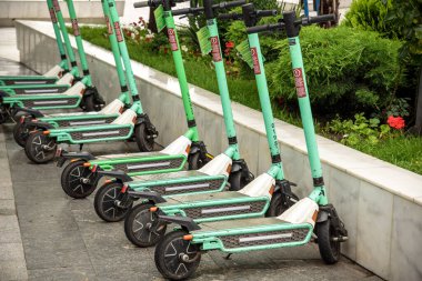 Odessa, Ukrayna - 05 Temmuz 2021: Şehirde Halka açık kullanım için elektrikli scooter 'lar çok kalabalık.