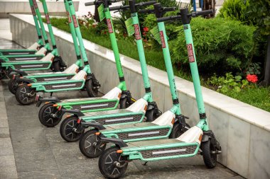 Odessa, Ukrayna - 05 Temmuz 2021: Şehirde Halka açık kullanım için elektrikli scooter 'lar çok kalabalık.