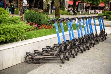 Odessa, Ukrayna - 05 Temmuz 2021: Şehirde Halka açık kullanım için elektrikli scooter 'lar çok kalabalık.