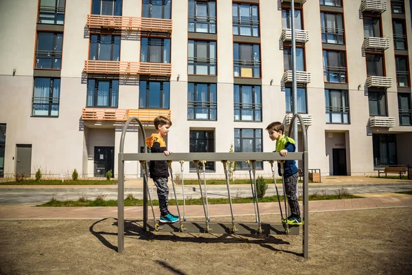 Dois Garotinho Ativo Criança Brincando Escalada Playground Metal Primavera Sua — Fotografia de Stock
