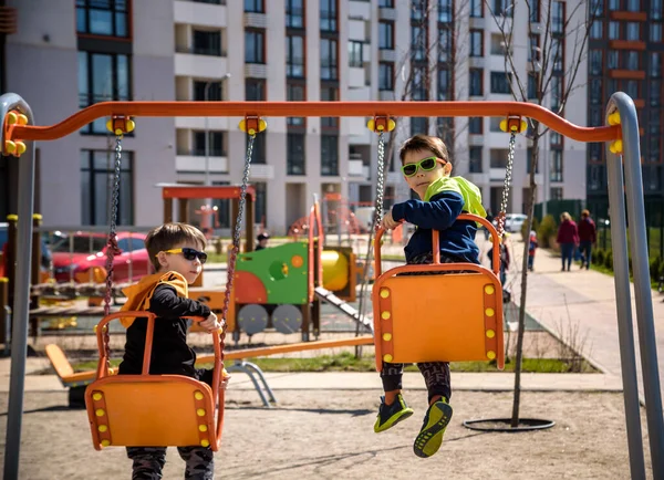 Dois Meninos Europeus Balançam Balanço Nas Férias Verão Crianças Divertem — Fotografia de Stock