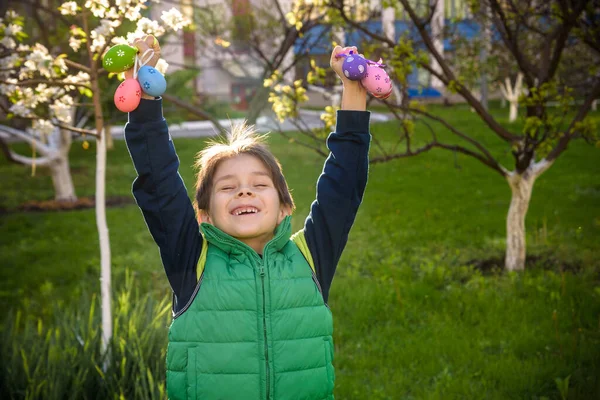 Huevos Pascua Diferentes Colores Las Manos Niño Caza Huevos Familia — Foto de Stock