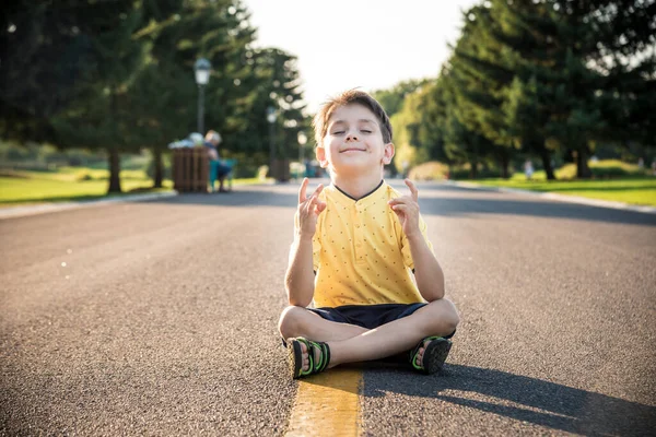 Niño Está Meditando Sentado Asfalto Medio Carretera Espíritu Educación Relajación — Foto de Stock