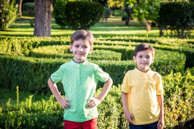 İki kardeş birlikte güzel yeşil parkta oynuyorlar. Mutlu aile en iyi iki kardeş bir arada duruyor. Kardeşler yaz aylarında dışarıda oynarlar..