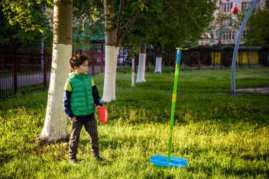 Mutlu çocuk yaz kampında tetherball swing oyunu oynuyor. Boş vakitleriniz kutlu olsun. Açık hava konsepti..