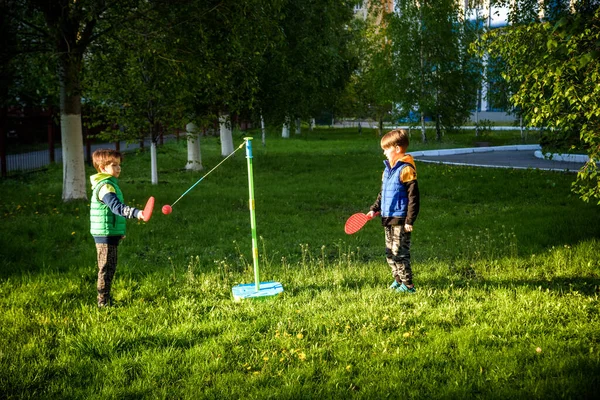 Two Friends Playing Tetherball Swing Ball Game Summer Camping Two — Stock Photo, Image