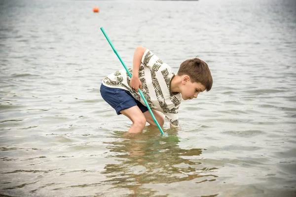 Niño Pequeño Solo Explorando Playa Marea Baja Caminando Hacia Costa — Foto de Stock