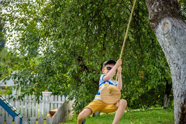 Mutlu Küçük Çocuk Şehir Dışında Dinlenirken Bulduğu Bir Salıncakta Eğleniyor — Stok fotoğraf