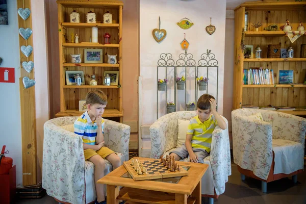 Яркие Эмоции Время Игры Шахматы Двое Молодых Шахматистов Вестибюле Отеля — стоковое фото