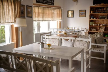 Modern kafe tarzı, çevreci, duvarında bitki olan bir yer, kahve dükkanı..