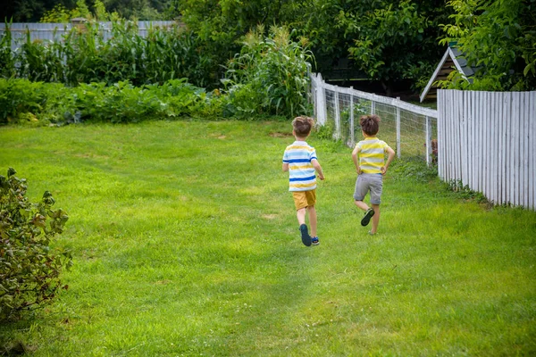 Dos Chicos Corriendo Verano Jardín Doméstico Pueblo Aire Libre Amistad — Foto de Stock