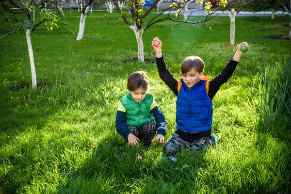 Los Niños Búsqueda Huevos Pascua Floreciente Jardín Primavera Niños Busca — Foto de Stock